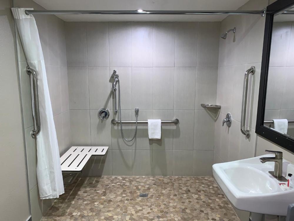 Queen Room - Mobility Access/Non-Smoking interior